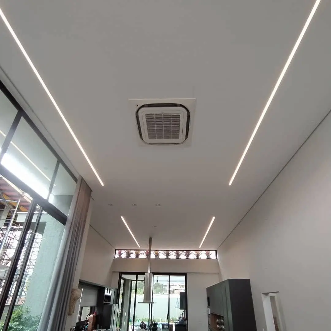 Instalação de LG Piso Teto com acabamento alinhado ao ambiente